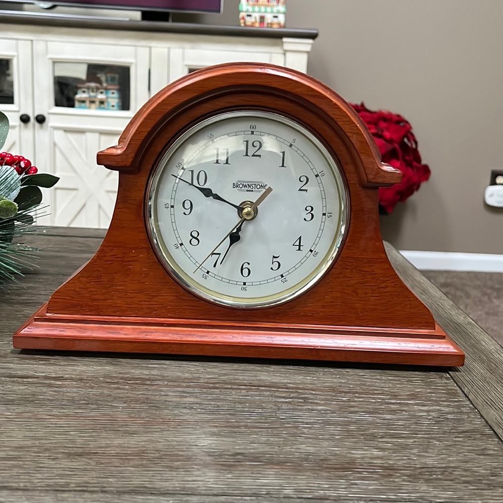 Brownstone mantle clock. Like new…excellent condition…from non smoking home!